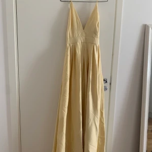 Balklänning  - jättefin balklänning från nelly, aldrig använd då den tyvärr var för liten.  Går ända ner till fötterna. 