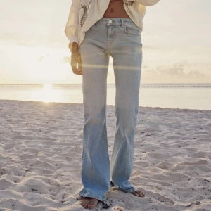 Lågmidjade jeans - Slutsålda lågmidjade jeans från Zara, storlek 36!