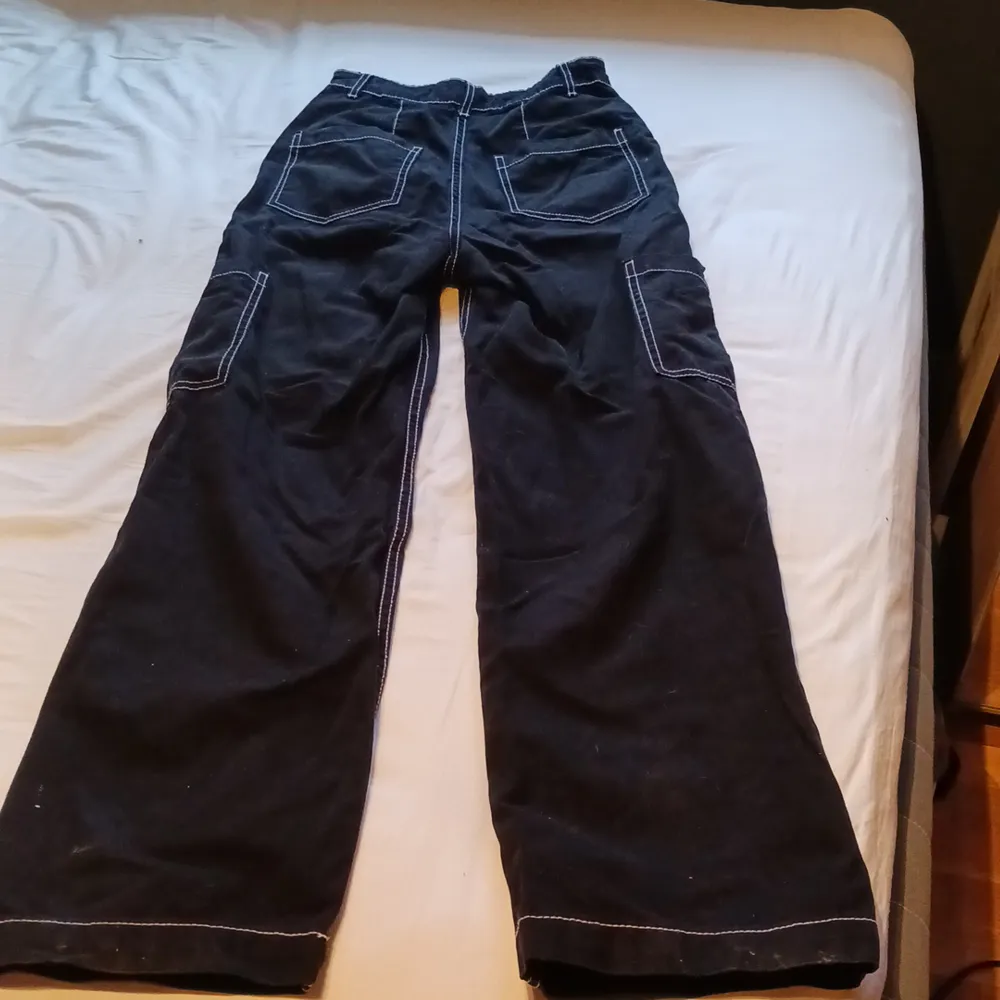Ett par svarta högmidjande jeans.. Jeans & Byxor.