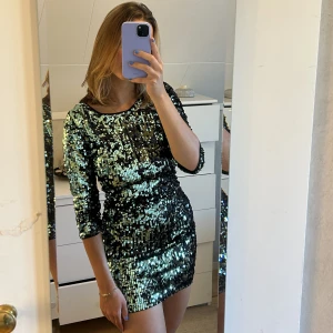 Glitter klänning -  klänning med glitter som är perfekt till fest. Helt ny med prislappar på, nypris 400kr. Skriv privat för fler bilder 