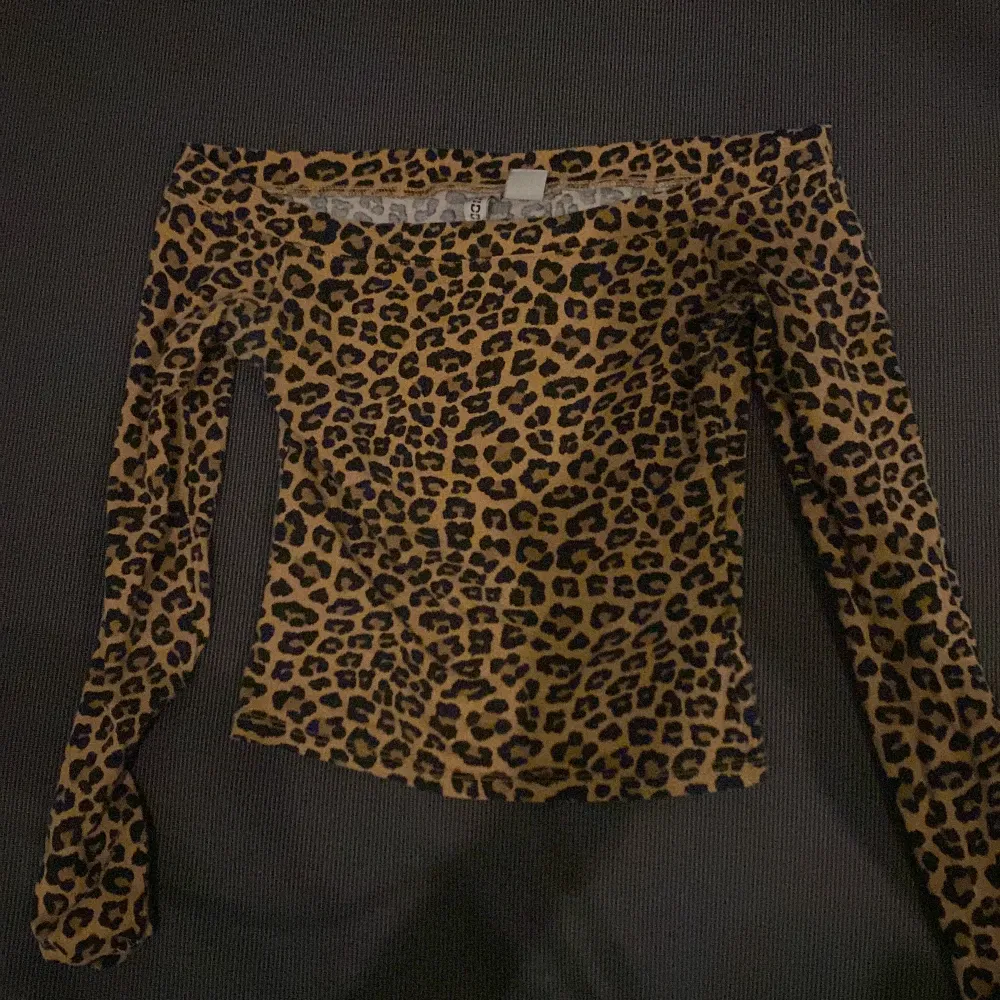 Off shoulder tröja med leopard mönster. Köpt på H&M och i storlek Xs!💗. Toppar.