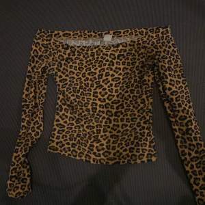 Off shoulder tröja med leopard mönster. Köpt på H&M och i storlek Xs!💗