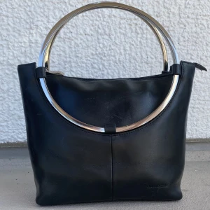 Handväska - Claudio Ferrici - Grymt snygg handväska, i äkta skinn. Är sparsamt använd, men är fortfarande fräsch och fin.