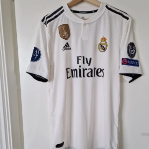 Real Madrid Matchtröja 2018/19 - Autentisk, köpt på adidas hemsida för ca 1300kr. Köpt med tillval - CL emblem på arm, respect, 2018 cl vinnare.   Skick 9/10. 