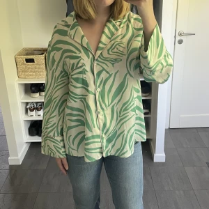 Skjorta - Säljer denna pyjamaslikanade skjorta från Zara.