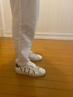 Valentino garavani sneakers - Bought these from selfridges for 500€. Worn a couple times with some sign of wear. I have the kvitto.   Only meetup in gbg