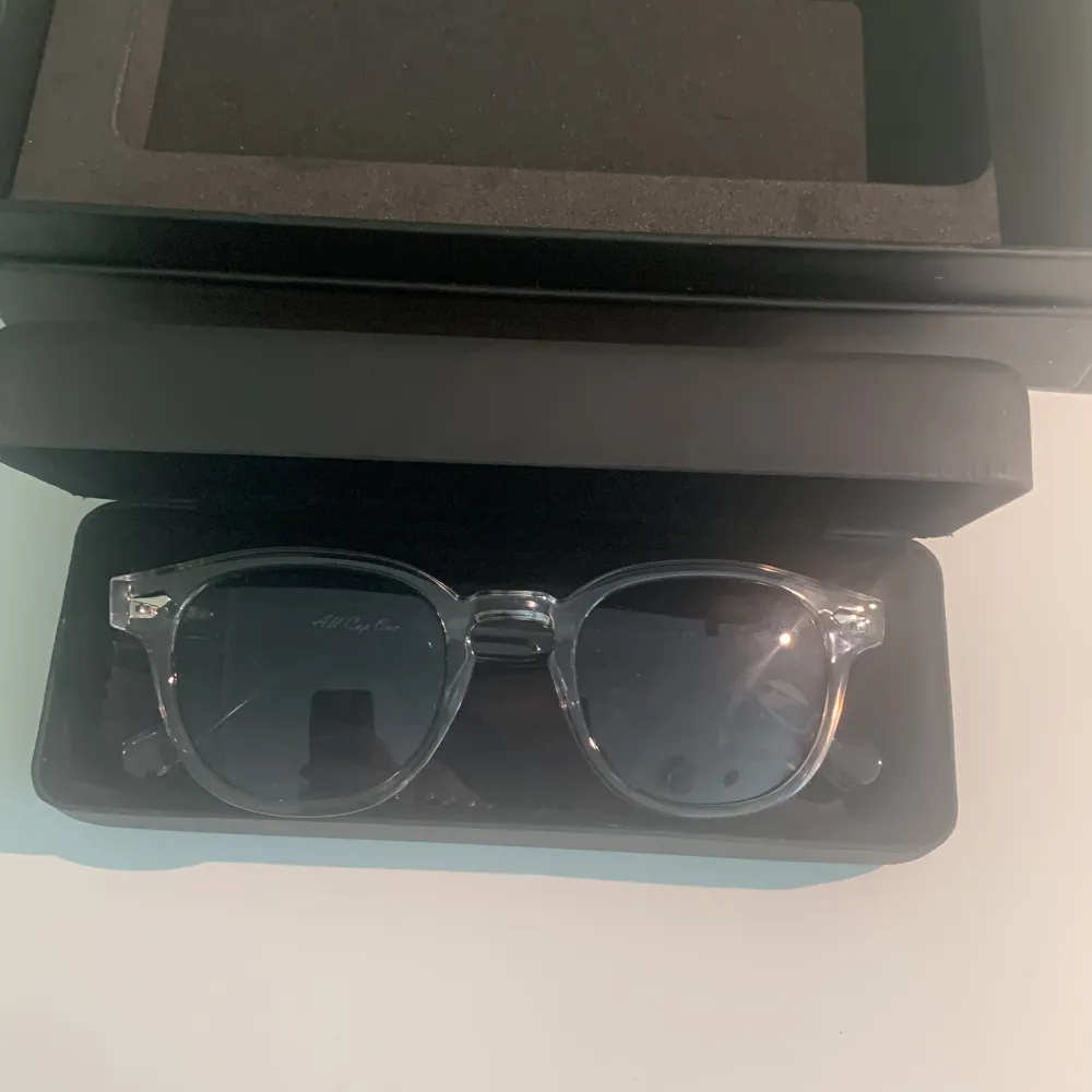 Säljer nu mina allcap 1 solglasögon helt nya och aldrig använda. Säljes pga då jag vill ha en annan färg. Denna modell är grå, Skriv för intresse!. Övrigt.