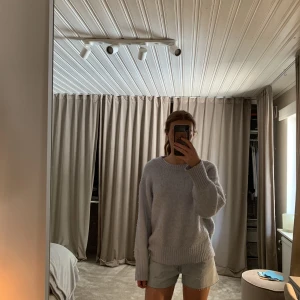 Ljusblå stickad tröja  - Intressekoll på denna super snygga stickade tröja från zara! Perfekt till sena sommarkvällar! 