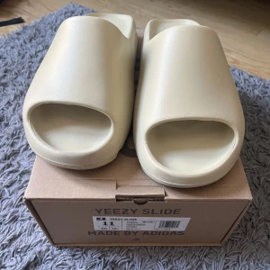 Yeezy slides  - Yeezy slide. Storlek 45 Använda en gång  Priset går att diskutera 