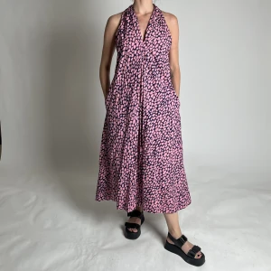 Arket klänning med fickor  - Så fin och skön sommarklänning från arket med fickor! 