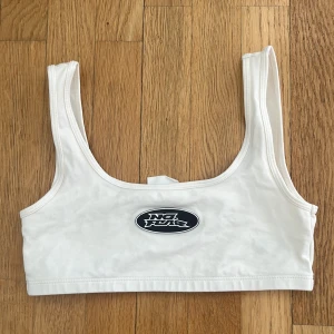 Croptopp - Jag har köpt den för jag verkligen gillade den men det är tyvärr för liten . Har aldrig använt.