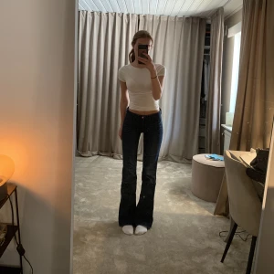 Low waist jeans - Intressekoll på dessa super snygga Jeans från hm! Sitter bra på mig som är 175! Innerbenslängd 84, midjemått 78💕 Vid många intresserade blir de budgivning