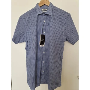 Skjorta - Fin oanvänd skjorta från Jack & Jones. Superliten fläck på framsida som knappt märks. Nypris 500kr.