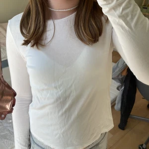 Vit tröja - Säljer den här vita tröjan då den inte kommer till användning längre tyvärr. Ganska tunn och fin, bra att ha till sommaren! Också ett bra basic plagg att ha i garderoben ❤️ den är i väldigt bra skick!! orginal pris: 90 