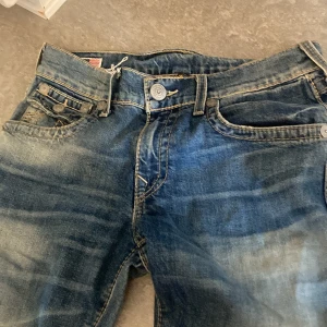 True religion - True religion jeans som e lite förstora för mig. De är baggy och blåa och i nyskick!💕
