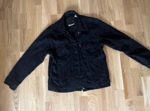Levis jeansjacka - Levis jeansjacka, storlek S. Använd fåtal gånger, bra skick.