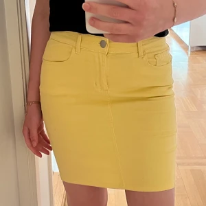 Gul jeanskjol storlek M - Gul jeanskjol i Storlek medium. Väldigt töjbart material. Passar mig helt okej som är storlek S. Passar S-M. Den är använd 3 ggr. Superskönt material😇