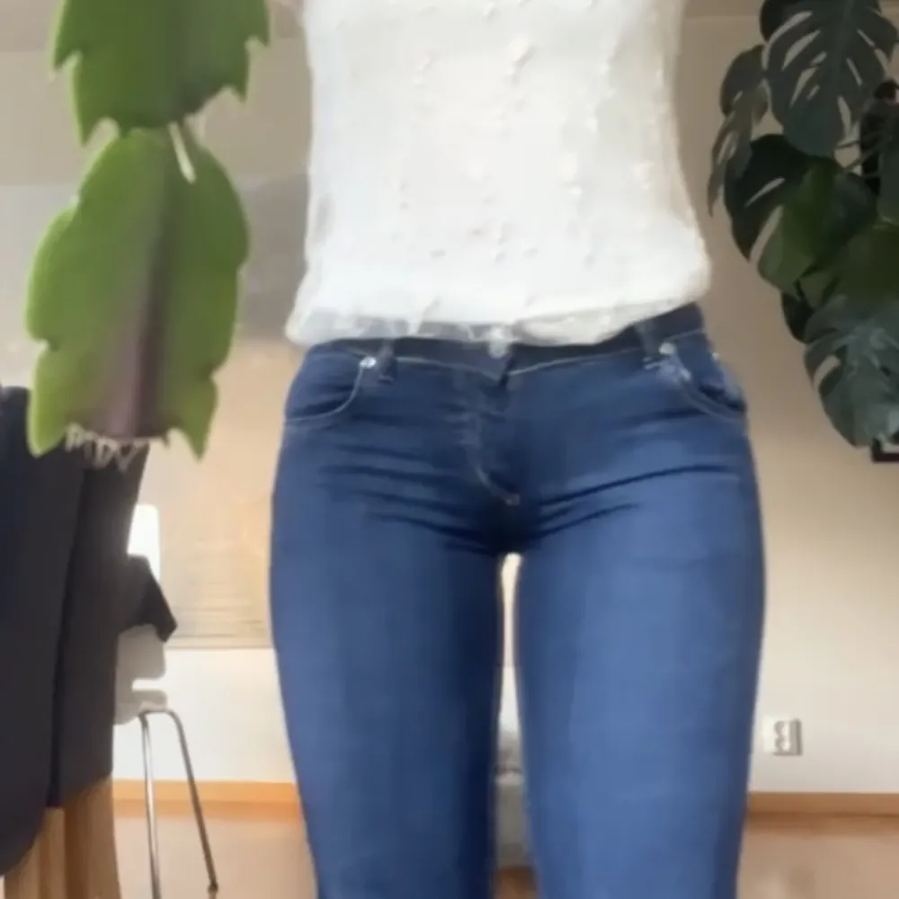 Victoria Beckham jeans i storlek 29 men de är ganska små för sin storlek så passar nog mer 26/27. Använda ca. 2 gånger. Jeans & Byxor.