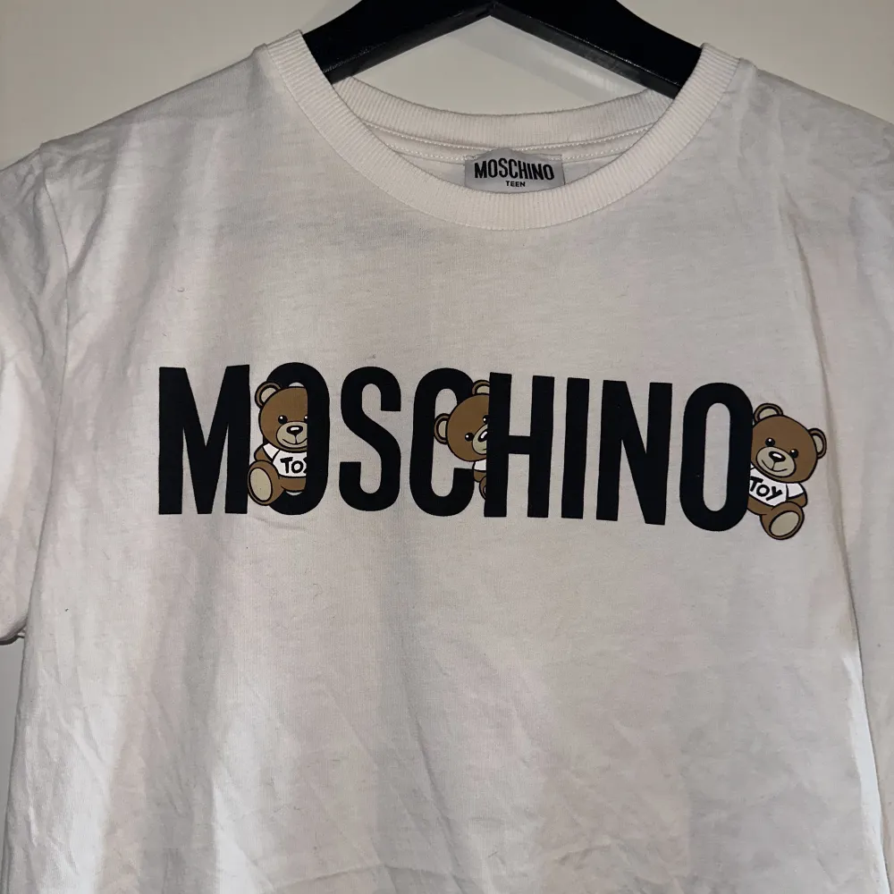 Äkta. Fin moschino tshirt. I storlek 164, men passsar som en Xs/S. T-shirts.