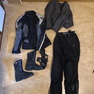 Kläder motorcykel - Ett klädset för motorcyklist i storlek XS / 34. Endast använda enstaka gånger. Inbyggda ben- och armskydd. Medgår även tunn jacka man kan ha under. Skor är 37 men är mer som 36 då de är små i storleken. Köp helst allt tillsammans men går att diskutera!