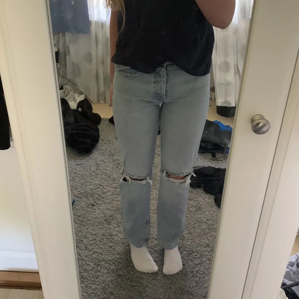 Midrised jeans med hål från zara. Säljer pga att de aldrig kommer till användning, jeansen är oanvända. Som referens till längden på jeansen är jag 175 cm. Jeans & Byxor.