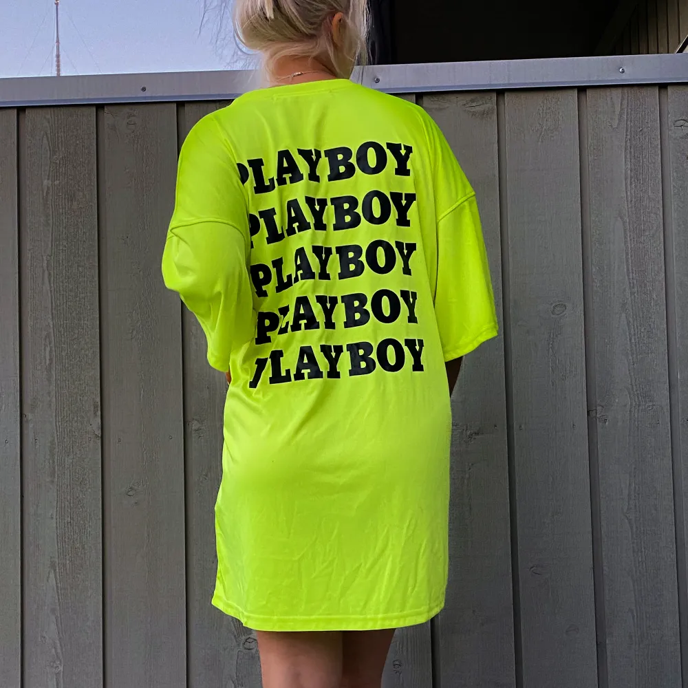Neongul t-shirt klänning med oversized fit från Playboy X Missguided. Använd mindre än 3 gånger garanterat. Säljes då jag inte får användning för den. 💛 Jag som har på mig den på bilderna är 157cm lång. Storleken är UK8/EU36. T-shirts.