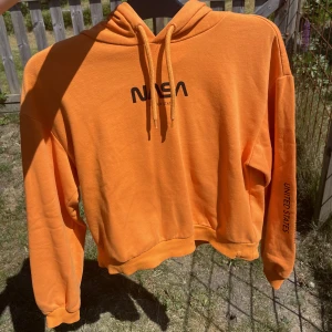Hoodie  - ⚠️Smutsig spegel⚠️ En orange NASA hoodie. Liten text finns på den vänstra armen. Använts ett par gånger men inga tecken på användning finns. Referens: jag bär vanligtvis M.