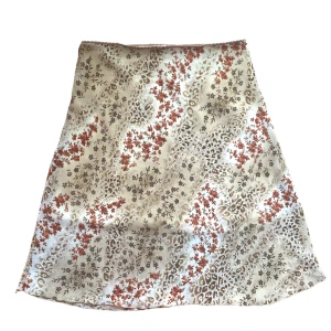 vintage y2k kjol - super snygg vintage kjol. har öglor så man kan ha skärp/band till. Köparen står för frakt! Använd gärna ”köp nu” <3