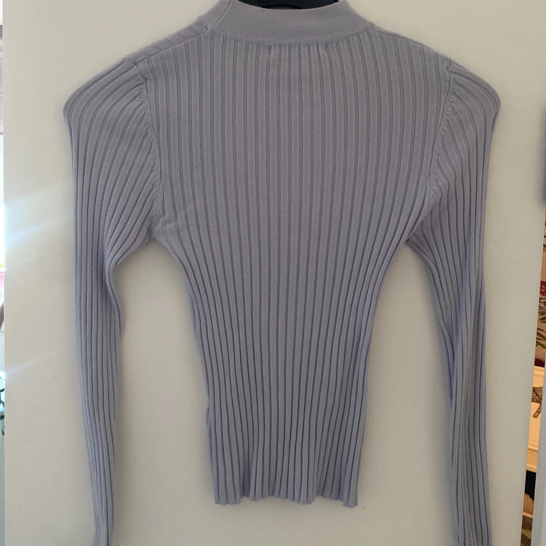 Ljusblå ribbad tröja