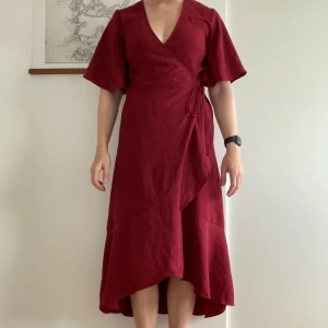Omlottklänning - En vinröd omlottklänning från Carin Wester. Storlek 36 men passar mig som vanligtvis är 38. Hör av dig om du har frågor eller vill se fler bilder!☺️