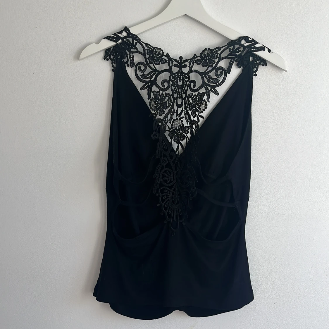 Figursytt linne med djup rygg - 90