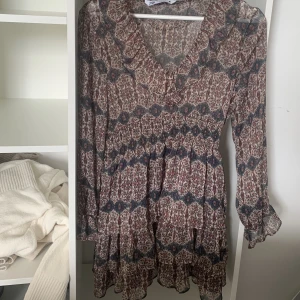 Zara klänning  - Kort klänning från Zara, aldrig använd ❤️❤️