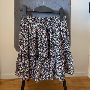 Kjol - Klol i blommigt tyg!