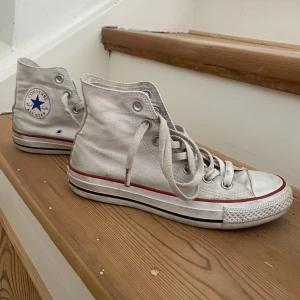 Converse - Retro converse! Lite halv skitiga men ändå snygga, kan tvätta om så önskas! Säljer pga för små, kontakta för mer info/bilder🫶💕
