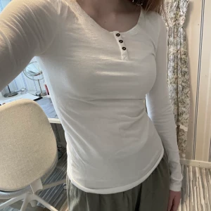 Vit farfarströja - Vit farfars/pyjamaströja 🤍 Spets vid neckline och urgulliga knappar. Sitter som en smäck och är såå flattering. Stl 34