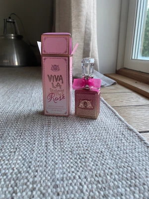JUCIY PARFYM - Helt ny juciy parfym, ”Viva la juciy,rosé” ! Luktar otroligt gott! Har 25st så säljer dom styckvis eller i par, 5st för 850kr! Orginal pris för 1: 400kr Mitt pris : 200kr