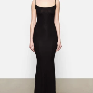 Skims klänning - Säljer min klänning från Skims, använd en gång. Säljer pga att den är lite för kort för mig. Jag är 176 cm lång och brukar bära storlek XS/S. Skriv om ni vill ha fler bilder.