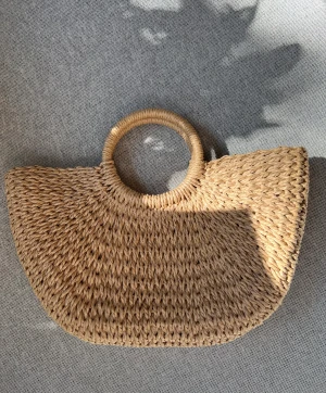Stråväska  - Stråväska från SHEIN, oanvänd.  Mått: 34x40cm 🦋