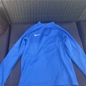 Nike träning tröja  - Bra skick- pris kan diskuteras- storlek 158-170 barn xl 
