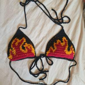 Designad och gjord av mig, bikinitopp med flammor perfekt för heta sommardagar