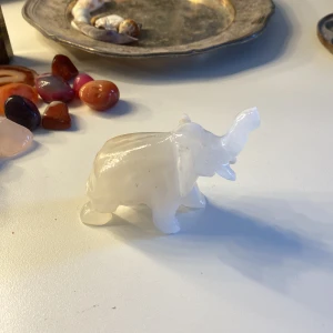 Kristall elefant - En elefantfigur i kristallen kvarts. Änden på snabeln har gått av därav billigt pris, men det är ingen man märker egentligen. Köpt på en kristallbutik i dalarna för 200kr💞Äkta