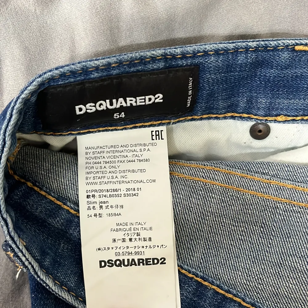 Dsquared2 Slim Jeans är perfekta för den trendmedvetna personen, den har en smal passform och är tillverkade av hög kvalitativ denim som håller länge. Den är mycket bekväm att bära hela dagen. Dom är använda ett fåtal gånger. Fina och felfria. Org: 7000kr. Jeans & Byxor.