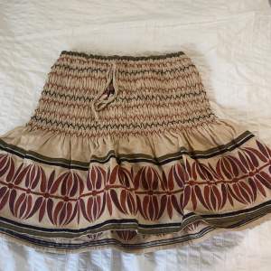 Säljer denna broderade kjol från Zara! ❤️Priset är inkl frakt 
