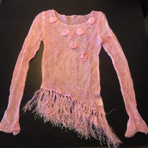 Min guzz säljer igen 🔥🔥 Long sleeve pink sheer top with pearls  (köpt från Beyond Retro)