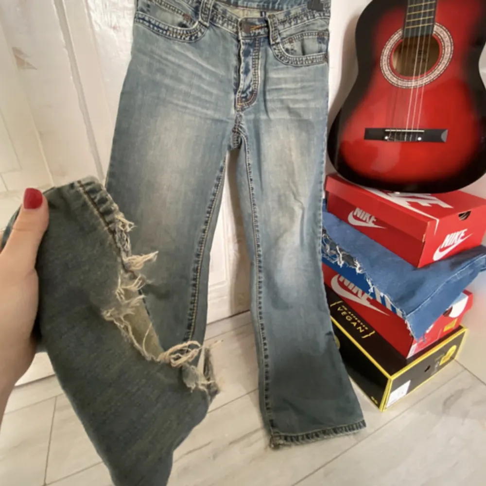 Säljer dessa lågmidjade jeansen då den är lite för stora på mig. På bilderna ser man defekterna som är på dem ❤️ . Jeans & Byxor.