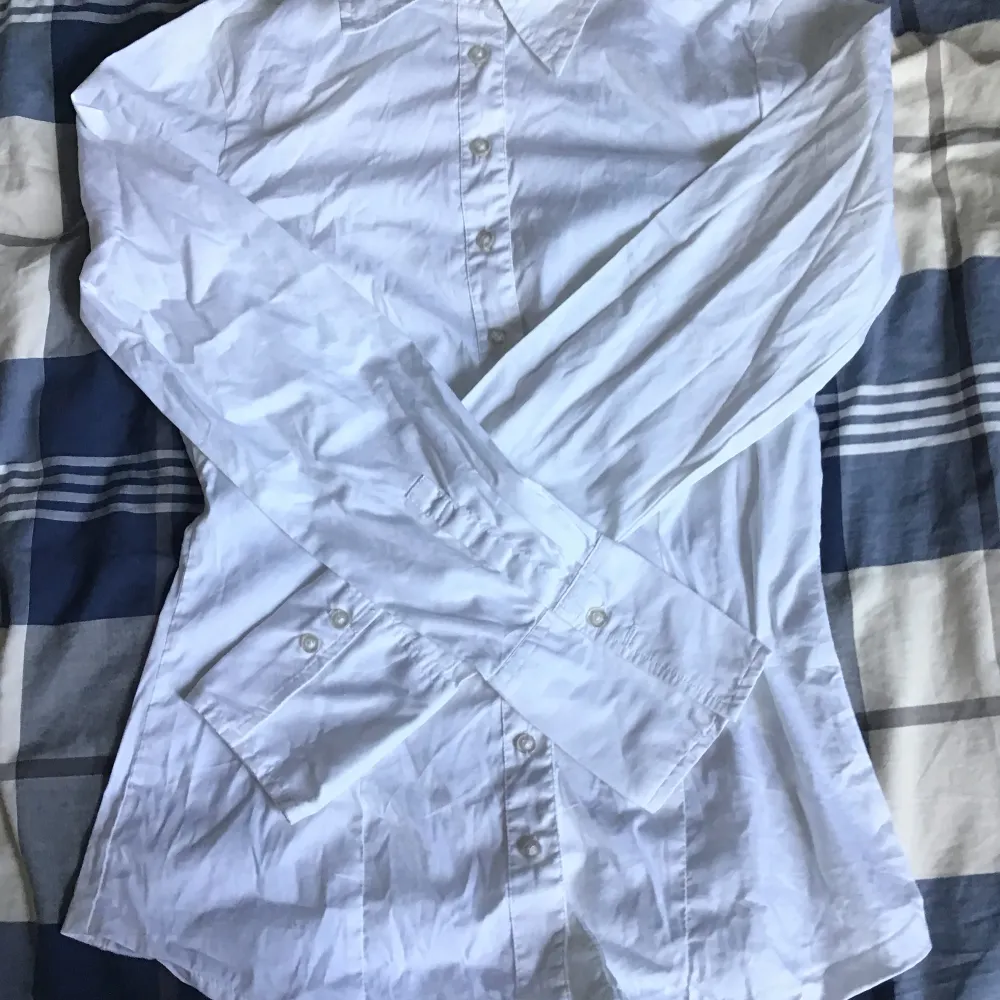 Vit skjorta från VERO MODA, använder inte längre, bra skick. Skjortor.