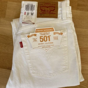 Levi’s Jeans - Helt oanvända med lapparna kvar. Vita skinny jeans storlek W27 L30. 