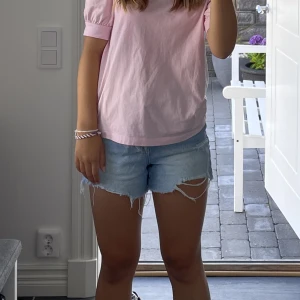 Jeans shorts  - Fina jeansshorts från vero Moda som köptes förra sommaren. Fri frakt i 2 veckor från och med idag. Hör av dig för fler bilder eller annat. 