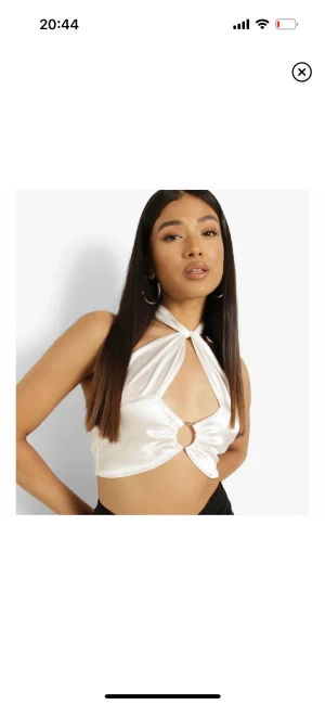 Satin topp - Superfin vit croptop i satin från boohoo. Oanvänd med prislapp kvar💕