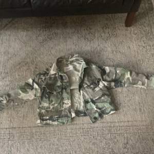 Min gamla camouflage jacka kommer inte till användning längre! Den är i super bra skick med inga defekter perfekt nu inför sommaren!💚💚